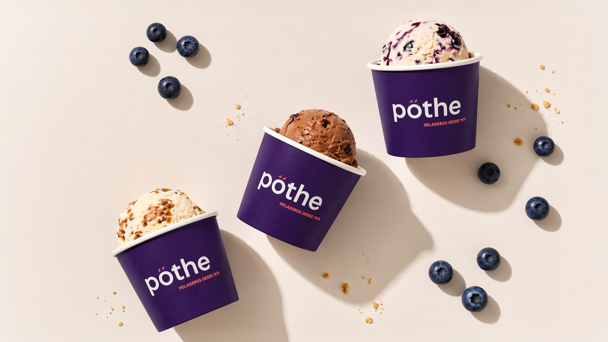 Vista general del sistema de identidad visual de pöthe aplicado a piezas gráficas