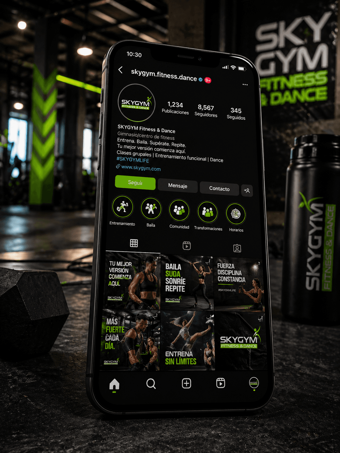 Aplicación vertical del logotipo SKYGYM en formato de redes sociales o material impreso