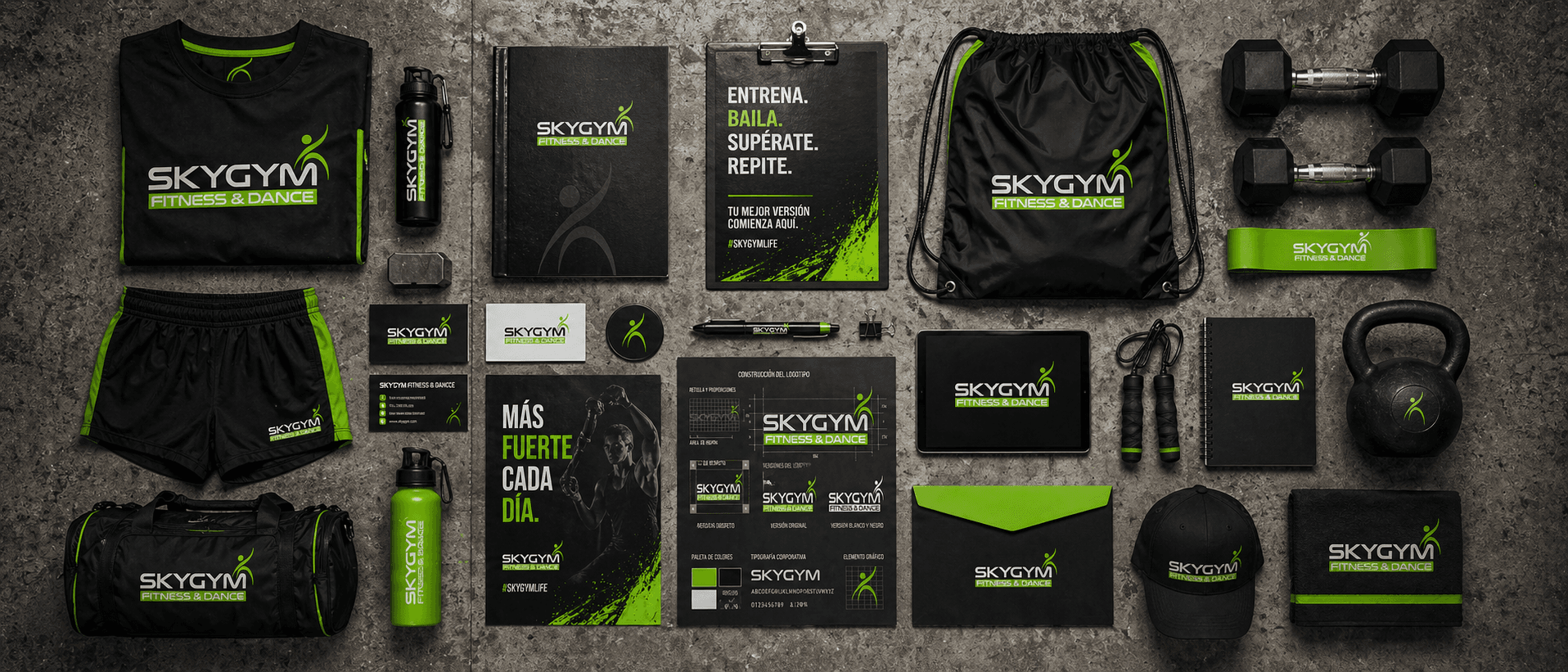 Mockup panorámico de aplicaciones reales de la identidad SKYGYM en contexto